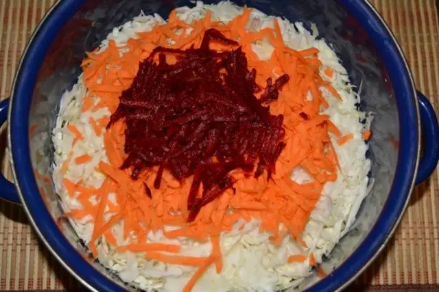 Recipe for cabbage marinated with beets and carrots