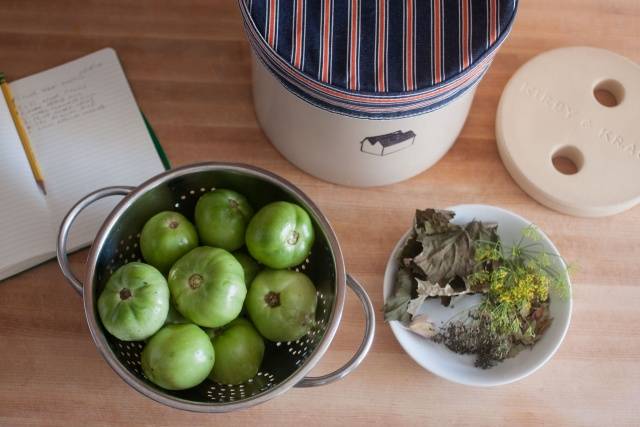 Recipe for green tomatoes with garlic for the winter