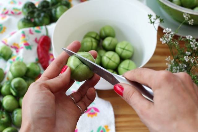 Recipe for green tomatoes with garlic for the winter