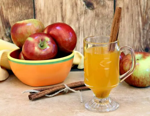 Recipe for homemade apple wine with a glove 