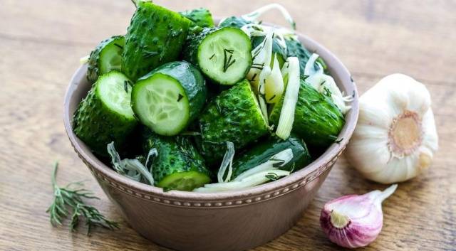 Recipe for lightly salted cucumbers on mineral water