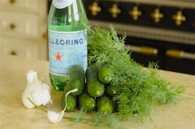 Recipe for lightly salted cucumbers on mineral water