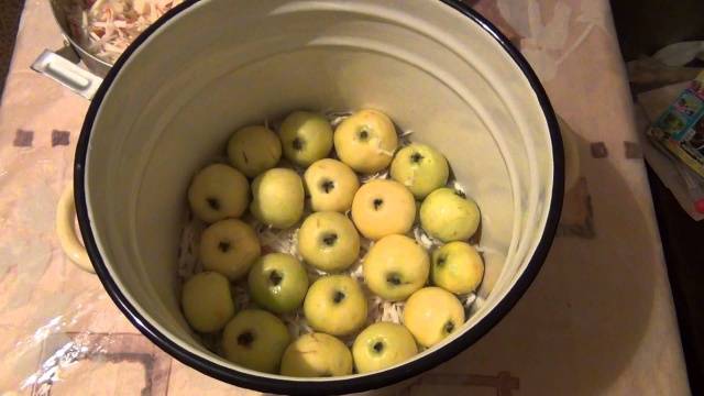 Recipe for pickled apples for the winter in a bucket 