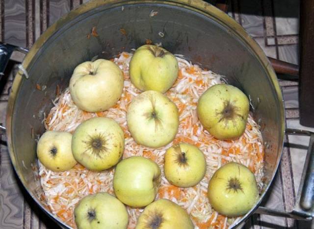 Recipe for pickled apples with cabbage