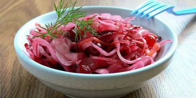 Recipe for Pickled Cabbage with Beets and Garlic