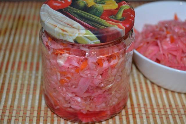 Recipe for Pickled Cabbage with Beets and Garlic