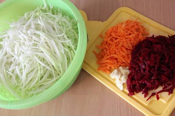 Recipe for Pickled Cabbage with Beets and Garlic