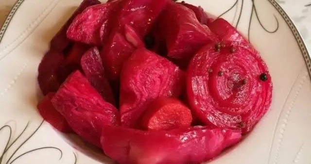 Recipe for Pickled Cabbage with Beets and Garlic