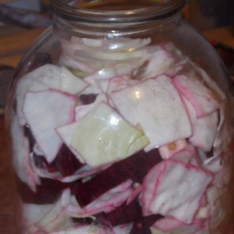 Recipe for Pickled Cabbage with Beets and Garlic