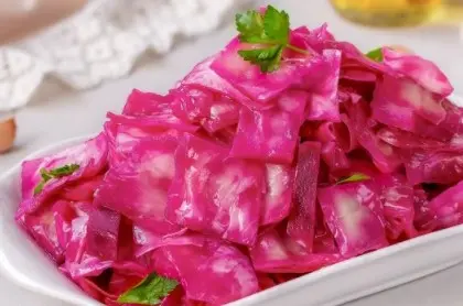 Recipe for Pickled Cabbage with Beets and Garlic