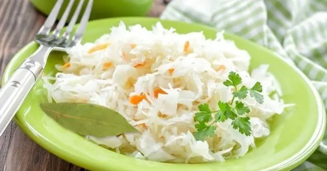 Recipe for pickled cabbage with honey and horseradish