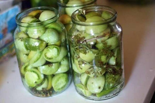 Recipe for Pickled Green Tomatoes with Garlic and Herbs