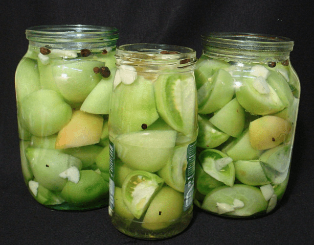 Recipe for Pickled Green Tomatoes with Garlic and Herbs