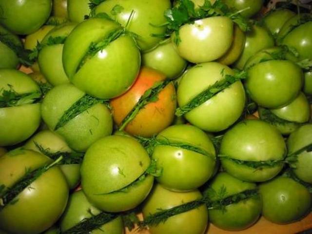 Recipe for Pickled Green Tomatoes with Garlic and Herbs