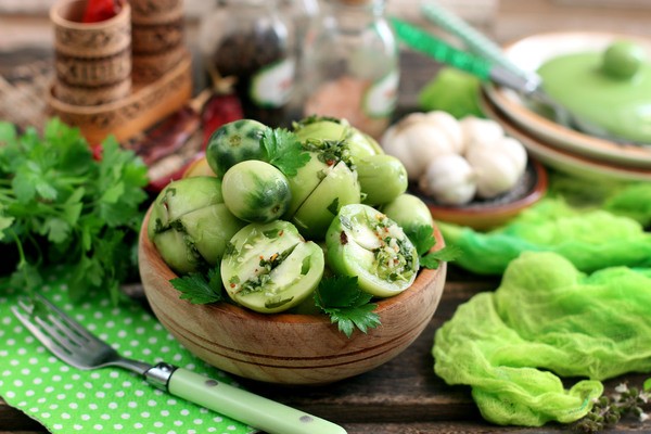 Recipe for Pickled Green Tomatoes with Garlic and Herbs