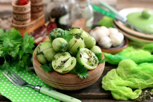 Recipe for Pickled Green Tomatoes with Garlic and Herbs