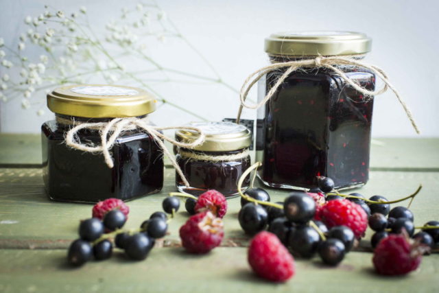 Recipe for raspberry jam with blackcurrant