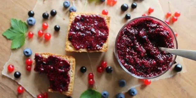 Recipe for raspberry jam with blackcurrant