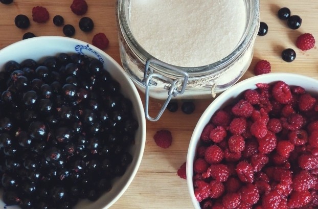 Recipe for raspberry jam with blackcurrant