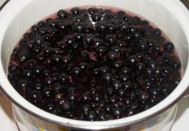 Recipe for raspberry jam with blackcurrant