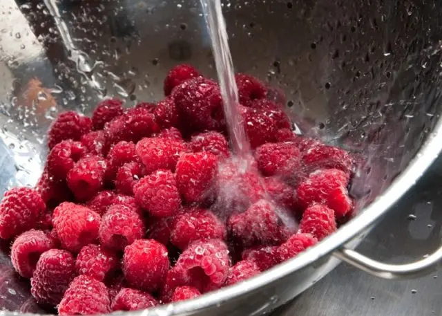 Recipe for raspberry jam with blackcurrant