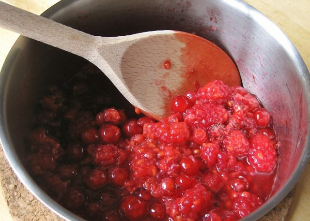 Recipe for raspberry jam with blackcurrant