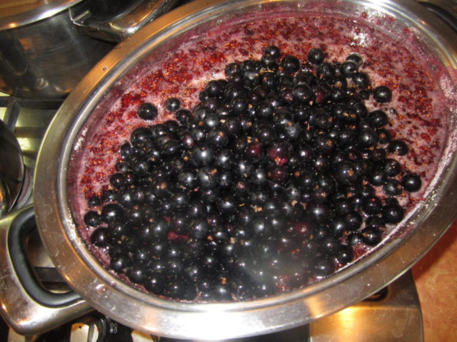 Recipe for raspberry jam with blackcurrant