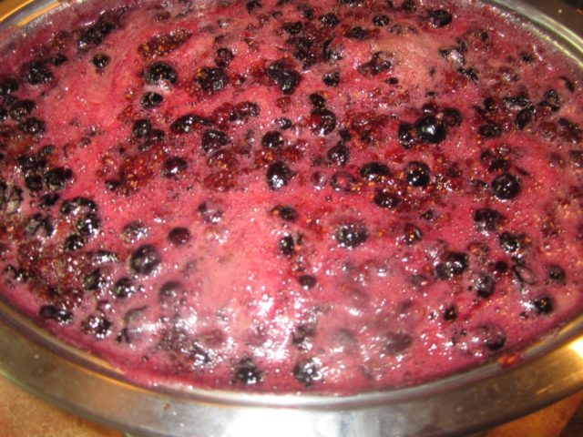 Recipe for raspberry jam with blackcurrant