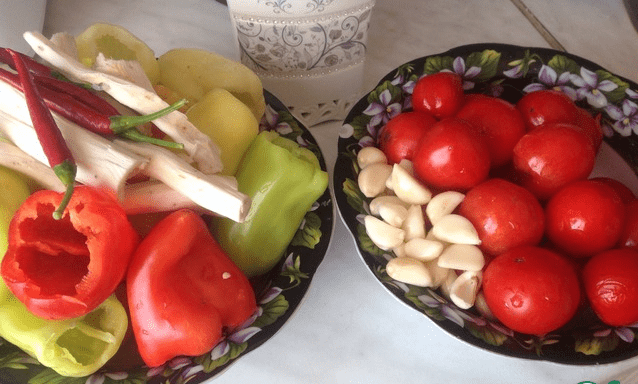 Recipe for raw adjika with horseradish 