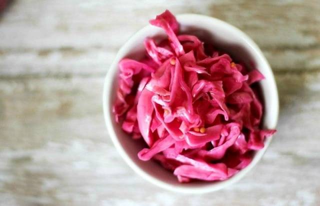 Recipe for spicy pickled cabbage with beets