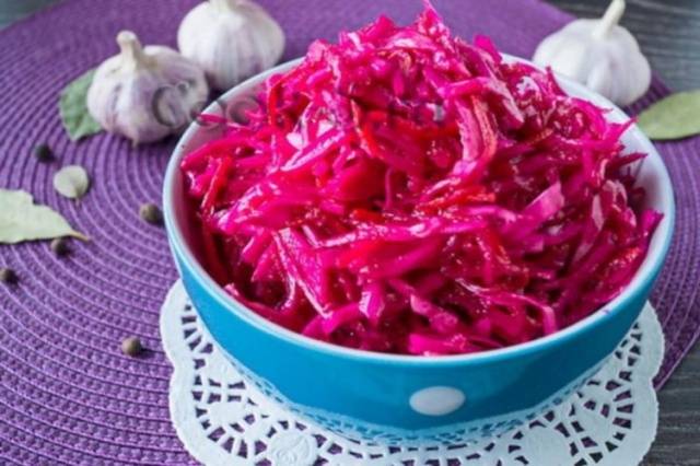 Recipe for spicy pickled cabbage with beets