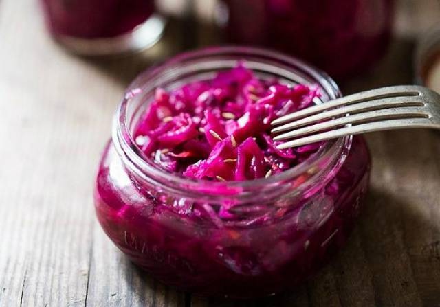 Recipe for spicy pickled cabbage with beets