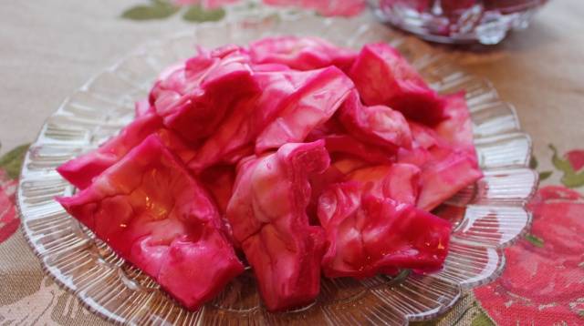 Recipe for spicy pickled cabbage with beets