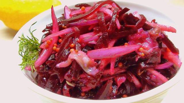 Recipe for spicy pickled cabbage with beets