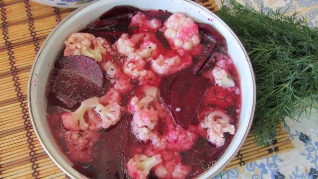 Recipe for spicy pickled cabbage with beets