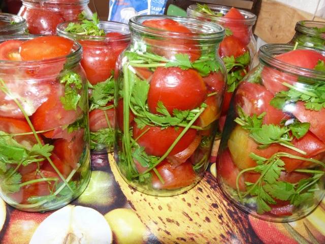 Recipe for tomatoes with parsley for the winter 