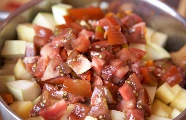 Recipe for zucchini caviar with tomatoes 