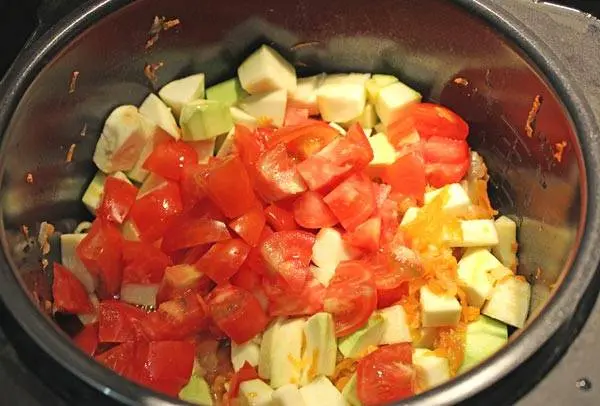 Recipe for zucchini caviar with tomatoes 