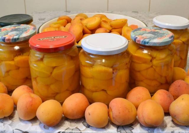 Recipes for apricots in their own juice