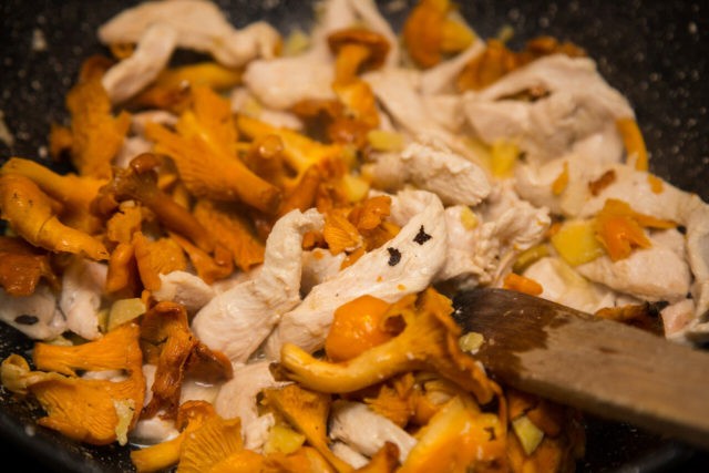 Recipes for chicken with chanterelles in the oven and slow cooker