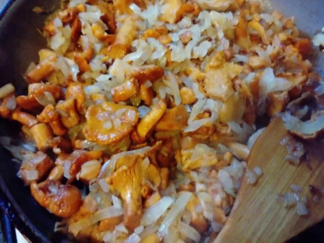 Recipes for chicken with chanterelles in the oven and slow cooker