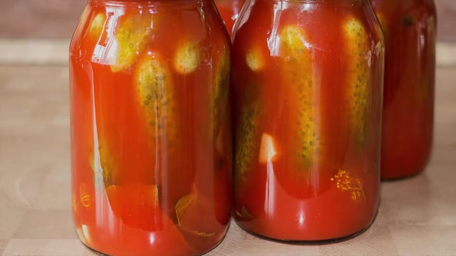 Recipes for cucumbers in tomato juice for the winter: pickling and canning rules