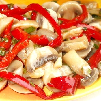 Recipes for delicious salads with champignons and sweet peppers