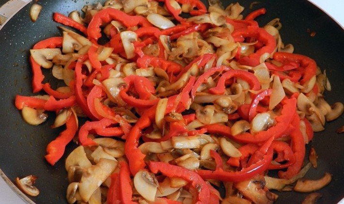 Recipes for delicious salads with champignons and sweet peppers