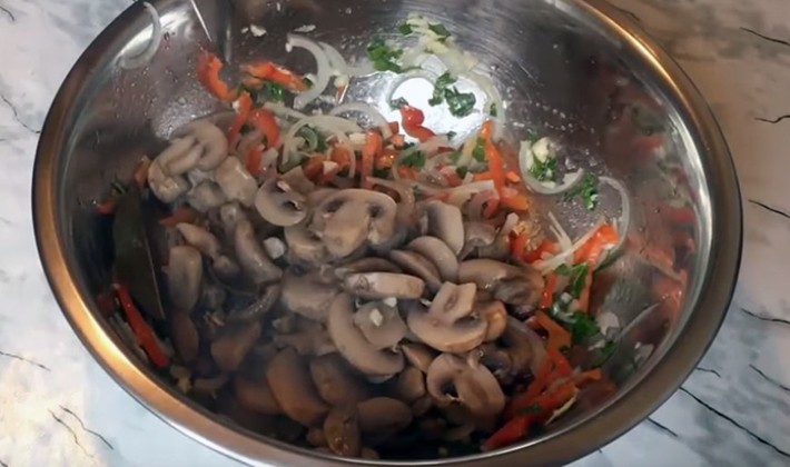 Recipes for delicious salads with champignons and sweet peppers