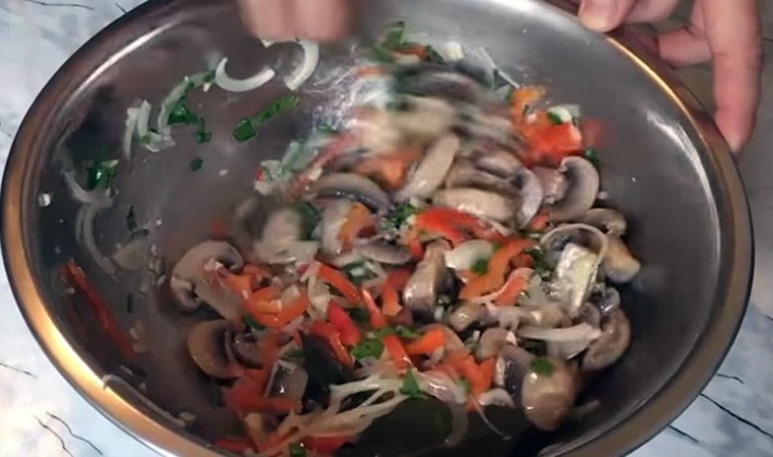 Recipes for delicious salads with champignons and sweet peppers