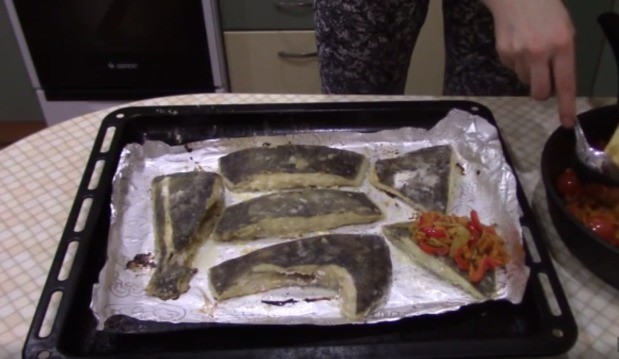 Recipes for flounder in the oven in foil: whole, fillet, with potatoes, tomatoes, vegetables