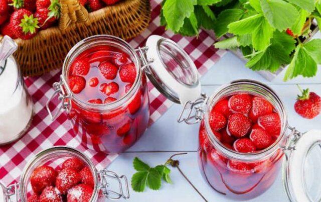 Recipes for making strawberries in your own juice for the winter