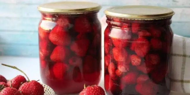 Recipes for making strawberries in your own juice for the winter