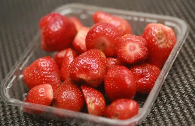 Recipes for making strawberries in your own juice for the winter